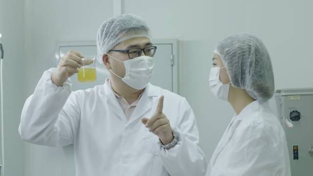在他心中，她比所有化妝品都珍貴——一位大叔365天的真情造廠記